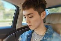 鹿晗晒车内短发侧颜照 着牛仔衬衫帅气清爽少年感十足