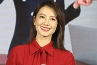 高圆圆亮相东方卫视开放大会 红裙造型撩发甜笑温柔大方