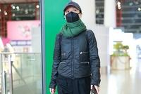周迅恋情风波后首现身 手戴电子念佛器穿搭低调