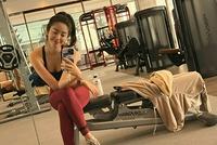 "冯女郎"杨采钰晒健身照秀身材 黑背心搭紧身裤马甲线明显