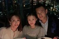 郭可盈晒与家人朋友庆生合照 11岁女儿乖巧颜值高