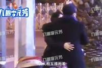 王岳伦被爆三天会两女 与短发美女街头亲密牵手散步