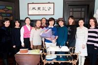 孙俪晒与儿时老师重聚照片 和昔日小伙伴们开心合影