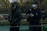 网友迪士尼偶遇蔡徐坤 全黑look低调休闲难掩酷帅