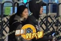 新恋情曝光!纪凌尘骑车带女子回家互动亲密