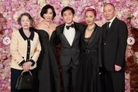 刘嘉玲庆生现场照片曝光 梁朝伟站C位合影笑容腼腆