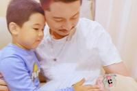 王雷妻子李小萌晒照宣布二胎得子 大儿子抱着弟弟画面温馨