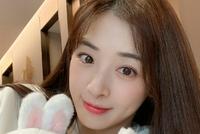 张含韵晒库存自拍美照 抱小兔子玩偶笑容甜美可爱