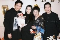向佐为妈妈和老婆郭碧婷庆生 晒全家合照温馨幸福