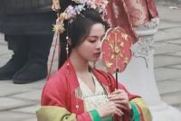 杨超越《七时吉祥》大婚路透 手执团扇身着红色婚服