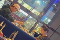 网友偶遇刘学义张予曦一起吃火锅 称看到男方给女方剥虾
