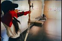 杨幂绿洲分享射箭照 穿红白上衣戴棒球帽姿势好飒