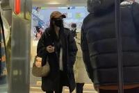 杨幂张大大抓娃娃被偶遇 和路人打招呼打扮低调有亲和力