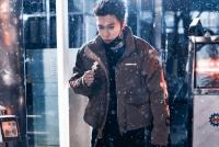 张艺兴现身2022央视春晚首次联排 下班雪中边走边吃雪糕