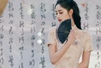 周洁琼穿粉色旗袍唱《带我走》黑色卷发回眸氛围感十足