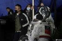 吴京晒《流浪地球2》片场照 已定档2023年春节上映