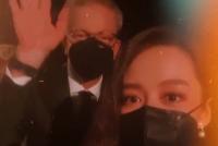 吉娜晒与爸爸一起看秀 爸爸西装笔挺头发花白依旧绅士优雅