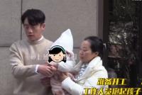 郑恺获女儿探班 小酸奶超黏爸爸大手牵小手父爱满满