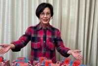 汪明荃晒与罗家英合照 精心制作并包装50份萝卜糕年味十足