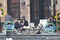 陈思诚佟丽娅与霍思燕同框带娃 与孩子亲亲抱抱相处融洽