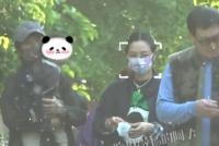 白百何张思麟带孩子出游被拍 一家三口同框温馨十足