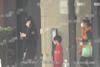 Angelababy带小海绵游玩海洋乐园 母子共度欢乐时光