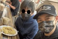 林志颖晒带儿子吃凉面合照 12岁Kimi高大帅气