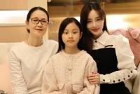 李小璐绿洲分享祖孙三人合照 甜馨长发披肩笑容可爱