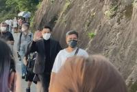 刘德华爬山拍物料被网友偶遇 穿西装向路人挥手好亲切