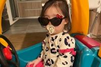 向太晒孙女1岁萌照 小奶黄扎羊角辫神似向佐郭碧婷