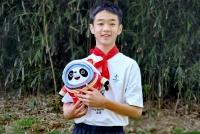 杨威透露儿子即将小学毕业 晒杨阳洋近照笑容灿烂