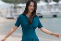《分手的决心》主创戛纳海边写真 汤唯蓝色连衣裙气质温婉
