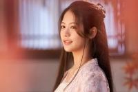 翁虹14岁女儿刘莳穿古装拍写真 称感受到当演员不容易
