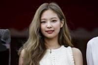Jennie被传与金泰亨约会后首亮相 洋溢灿烂笑容似未受影响