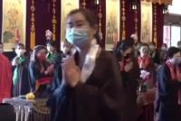 55岁王祖贤排队礼佛被拍 扎高马尾口罩遮面气质不凡
