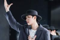 丁程鑫发布《D》练习室花絮照 穿西装戴礼帽绅士优雅