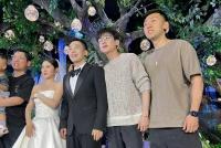 白敬亭出席发小婚礼 戴黑框眼镜文艺腼腆侧颜帅气