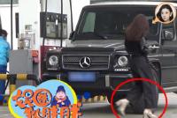 李小萌被拍疑似违反交规 穿高跟鞋驾车并压实线