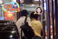 周迅夜晚外出和好友聚餐 穿着T恤随性自在好接地气