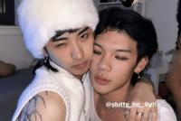 伊能静儿子哈利与男性友人亲密拥抱 风格大胆引关注