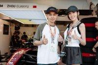 林志颖携爱妻陈若仪看F1赛车比赛 晒合照面部恢复状态佳
