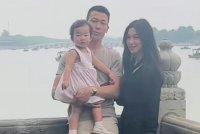 朱珠一家三口逛颐和园 女儿在爸爸怀里萌态十足