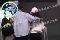 文章与女友到餐厅就餐 两人街边牵手好甜蜜