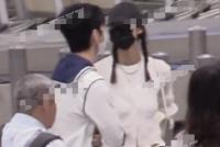井柏然刘雯机场同框热聊 默契穿搭青春活力满满