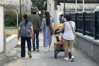 郭碧婷向佐逛街被偶遇 两人穿着低调牵手好恩爱