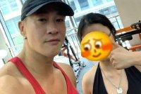 网友健身房偶遇何润东 其穿工字背心肌肉线条优越