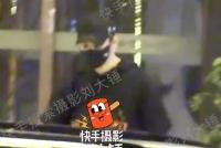 黄晓明与女子现身酒吧 两人玩到半夜先后上车离开