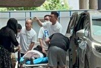 成毅疑似拍戏受伤 趴在担架上被送往医院