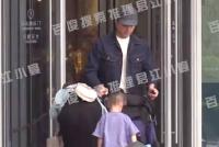 明道和妻子带儿子现身商场 女方孕肚明显一家人画面温馨