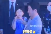 电影《巨齿鲨2》上海首映礼 吴京抱二儿子吴虑在台下观影
